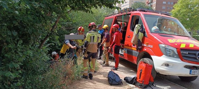 Rescate de persona indigente que se había caído hasta la orilla del Pisuerga en Valladolid