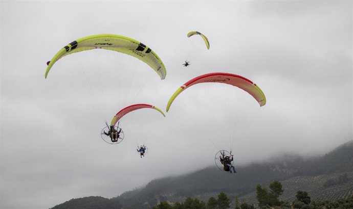 Exhibiciones aéreas de parapente en el Festival Internacional del Aire El Yelmo.