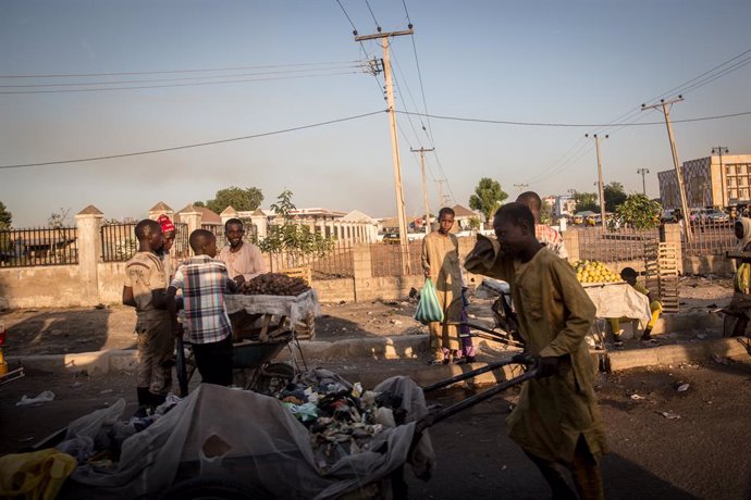 Archivo - November 27, 2021, Maiduguri, Borno State, Nigeria: Residents seen around the street under power lines in Maiduguri, the capital of Borno State..Islamic militant group Boko Haram, and more recently a faction called ISWAP, have been waging an ins