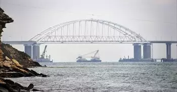 Reino Unido identifica la instalación de ocho barcazas rusas para defender el principal puente de Crimea