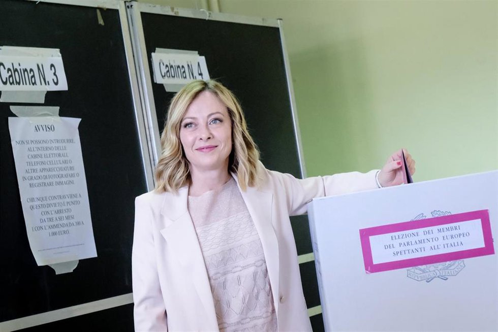 Giorgia Meloni votas en las elecciones europeas 