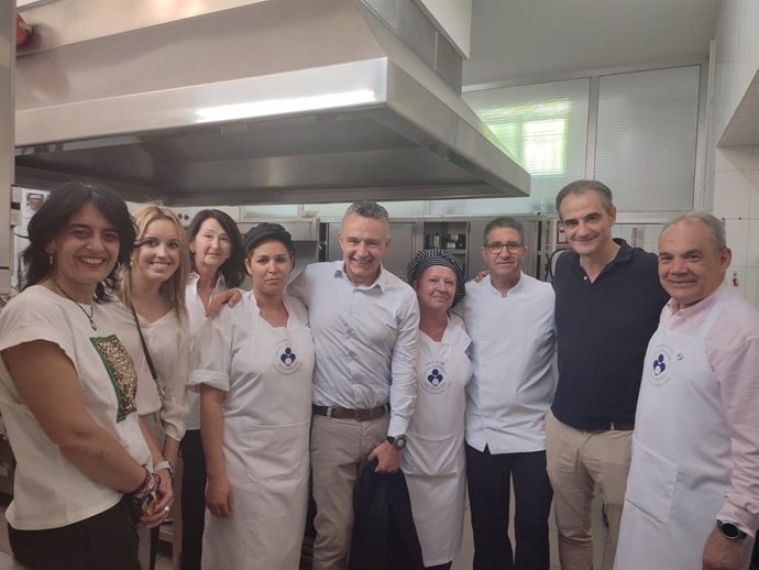 El alcalde de Logroño participa en la 'Comida de los Humildes', en cumplimiento de un Voto de San Bernabé