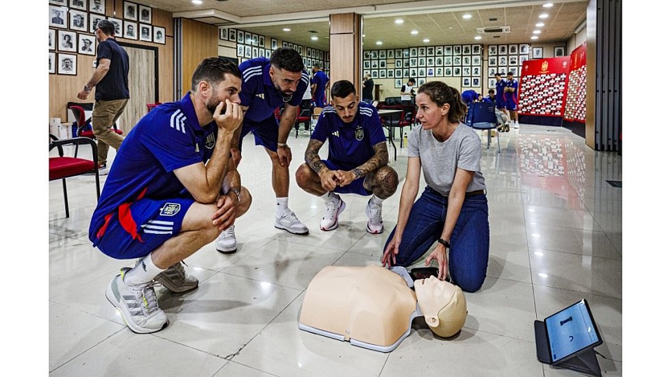 España recibe una formación sobre la RCP por parte de los servicios médicos de UEFA