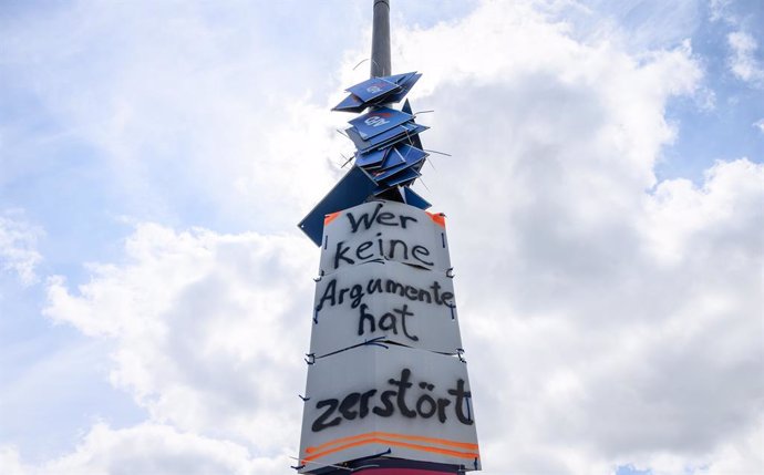 PRODUCTION - 04 June 2024, Saxony, Dresden: AfD election posters hanging on a lamp post in the city center. Photo: Robert Michael/dpa - ACHTUNG: Nur zur redaktionellen Verwendung im Zusammenhang mit der aktuellen Berichterstattung zur Europawahl und Kommu