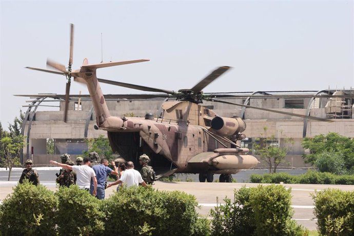 Un helicóptero israelí con los rehenes rescatados en el centro de la Franja de Gaza