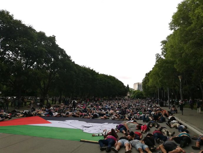 Performance realizada en la manifestación con los asistentes tumbados en el suelo simbolizando las "víctimas del genocidio" en Gaza.