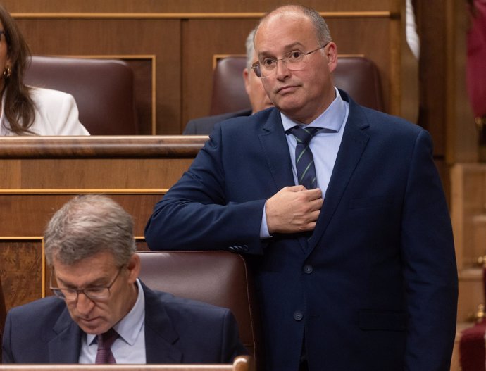 El líder del PP, Alberto Núñez Feijóo (i) y el portavoz del PP en el Congreso, Miguel Tellado (d), durante una sesión plenaria, en el Congreso de los Diputados, a 22 de mayo de 2024, en Madrid (España).