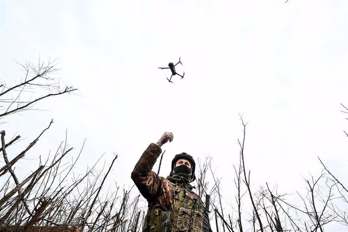 Archivo - Un militar ucraniano con un dron (Archivo)