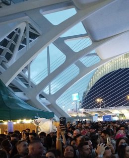 Aglomeración de gente en el Festival de les Arts que se desarolla en la Ciudad de las Artes y las Ciencias de Valencia.