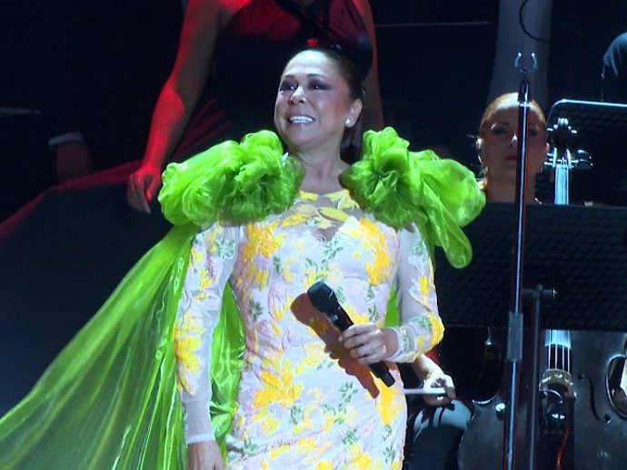 Isabel Pantoja durante su concierto en Almería.