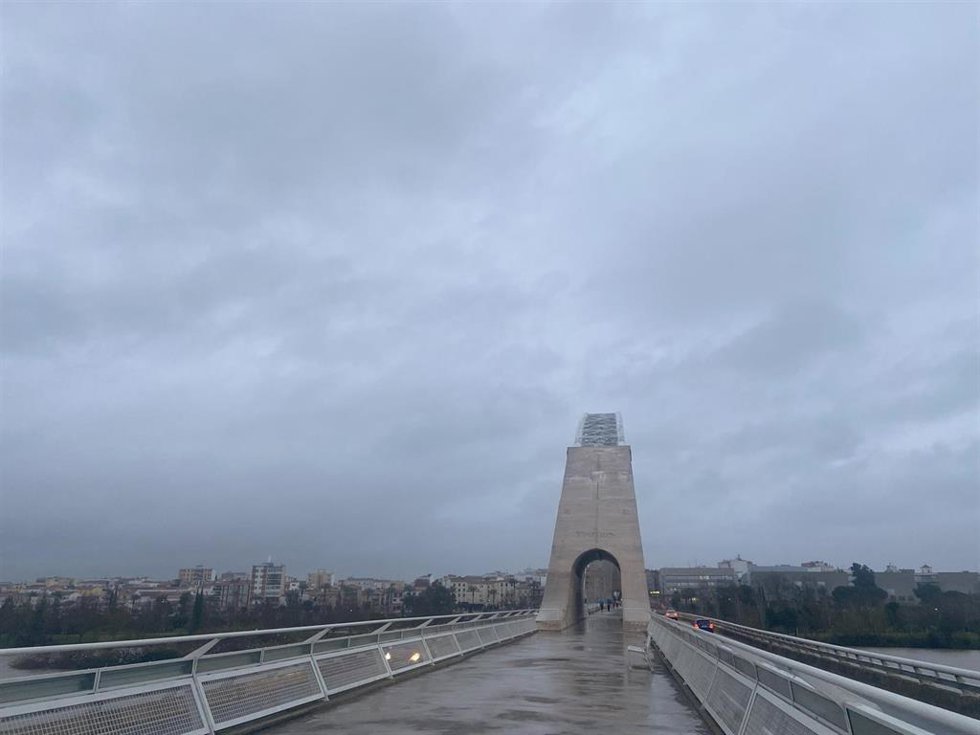 Archivo - Puente Lusitania de Mérida en un día de lluvia