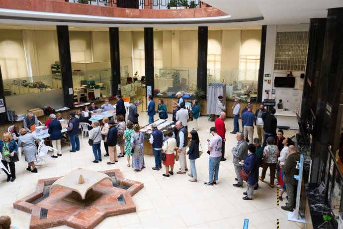 Archivo - Varias peronas ejercen su derecho al voto en el Ayuntamiento de Santander