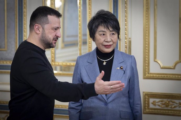 Archivo - Imagen de archivo: el presidente de Ucrania, Volodymyr Zelenski, junto a la ministra de Exteriores de Japón,  Yoko Kamikawa 