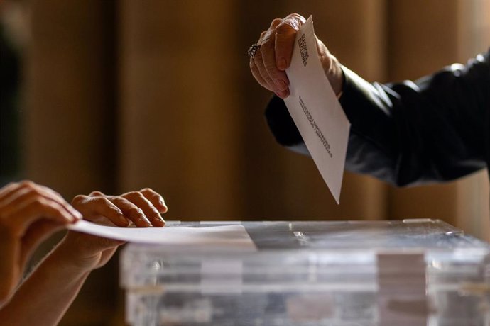 Archivo - Una persona ejerce su derecho a voto en la Universitat de Barcelona, en Barcelona, Catalunya (España)