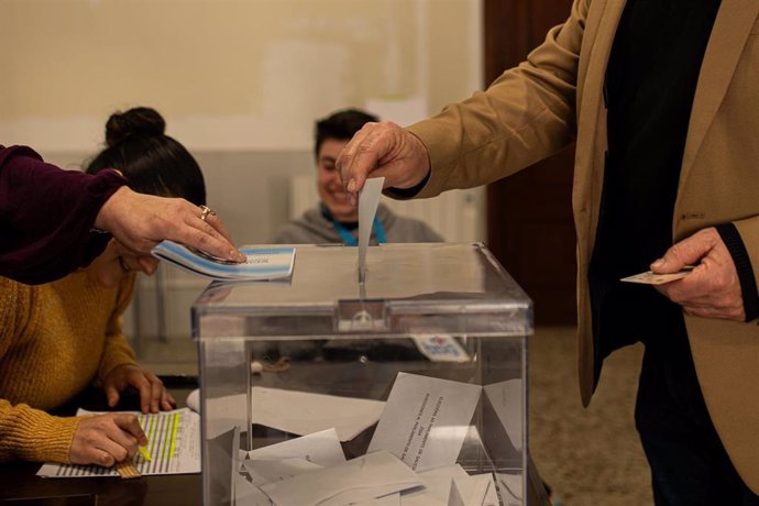 Archivo - Hombre ejerce su derecho al voto en un colegio electoral
