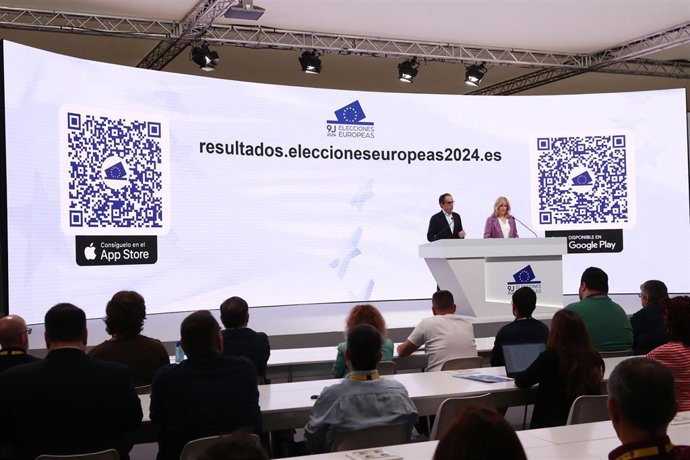 El secretario de Estado de Comunicación, Francesc Vallès, y la subsecretaria del Ministerio del Interior, Susana Crisóstomo, en rueda de prensa presentan el dispositivo puesto en marcha en el Centro Nacional de Datos, en Ifema para las elecciones europeas