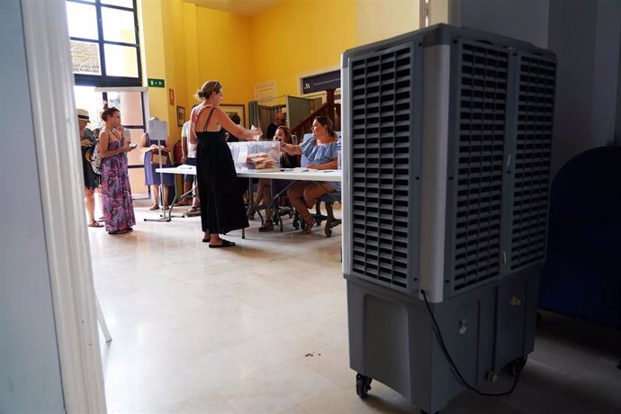 Archivo - Mesa electoral en las elecciones generales de julio de 2023 en Málaga