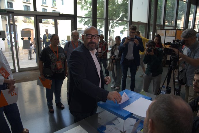 El candidato de Cs a las elecciones europeas, Jordi Cañas, votando en su colegio electoral en Barcelona
