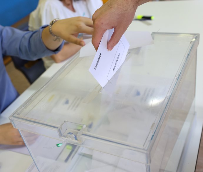 Una persona ejerce su derecho a voto en el colegio público La Navata, a 9 de junio de 2024, en Galapagar, Madrid (España). Hoy tienen lugar las elecciones europeas de 2024 en España.