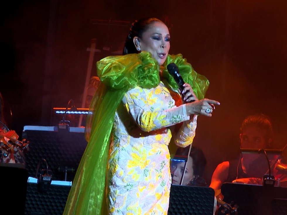 Isabel Pantoja sobre el escenario durante su concierto de su gira 50 aniversario en la Plaza de Toros de Almería, a 9 de junio de 2024, en Almería (España)