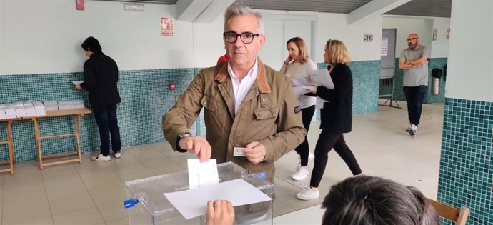 El candidato número 51 de Vox a las europeas, Héctor Alacid, vota en el polideportivo de Las Gaunas en Logroño