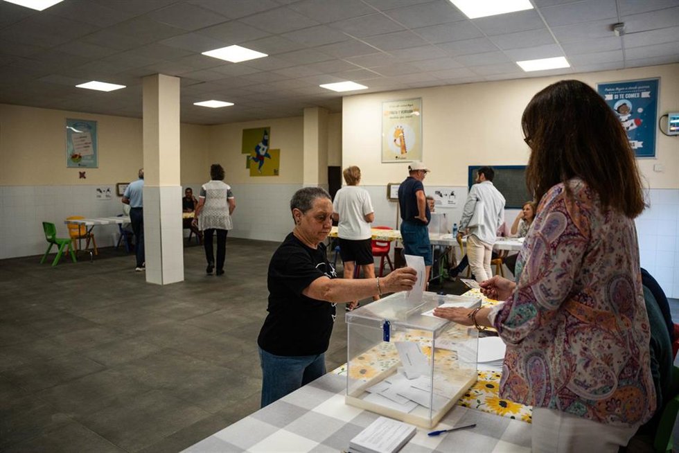 Una mujer ejerce su derecho a voto en el colegio Nuestra Señora de la Almudena, a 9 de junio de 2024, en Madrid (España). .