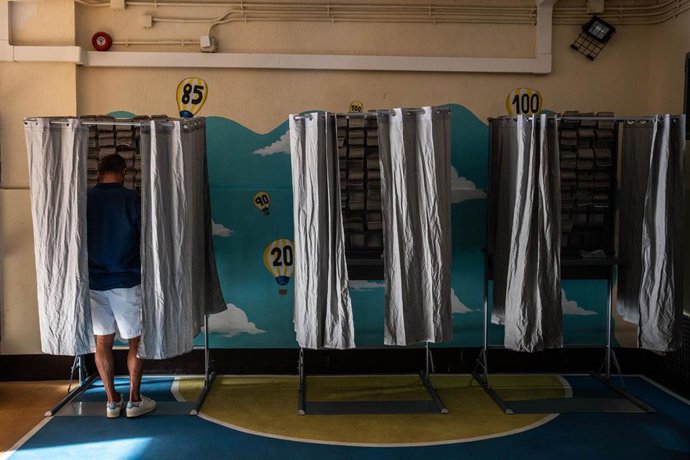 Un hombre ejerce su derecho a voto en el colegio Nuestra Señora de la Almudena, a 9 de junio de 2024, en Madrid (España). Hoy tienen lugar las elecciones europeas de 2024 en España. Más de 38 millones de españoles están llamados a pasar por las urnas en