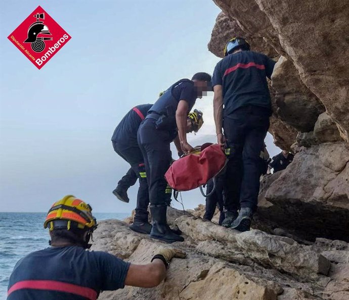 Un momento del rescate del cuerpo del joven ahogado en Benidorm