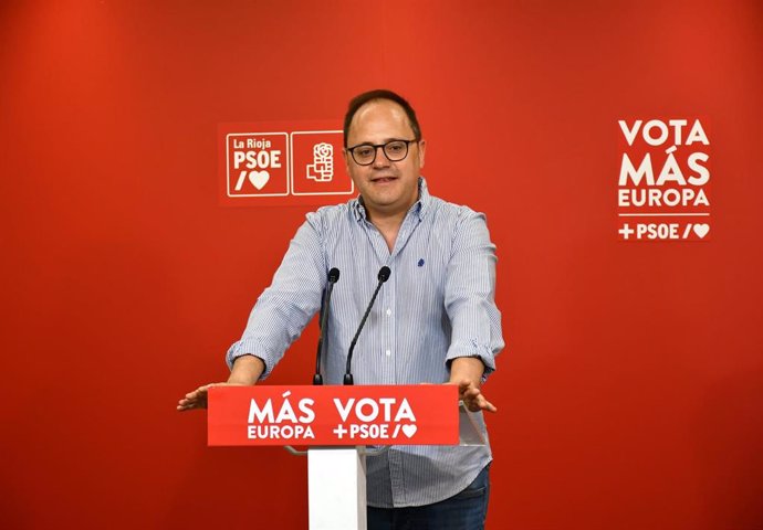 El candidato del PSOE al Parlamento Europeo, César Luena, en comparecencia de prensa