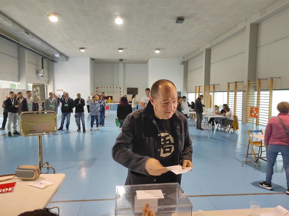 El cabeza de lista de EH Bildu al Parlamento Europeo, Pernando Barrena, vota en el instituto de Berriozar.