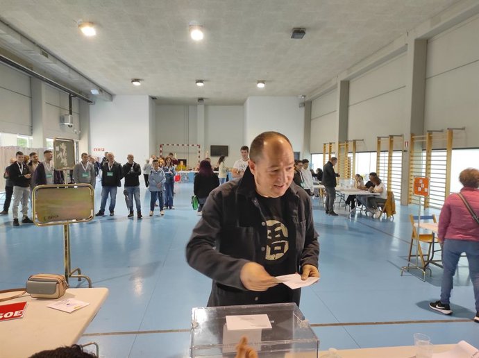 El cabeza de lista de EH Bildu al Parlamento Europeo, Pernando Barrena, vota en el instituto de Berriozar.