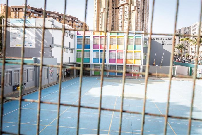 Archivo - Fachada de un colegio cerrado durante la suspensión de clases por la ola de calor