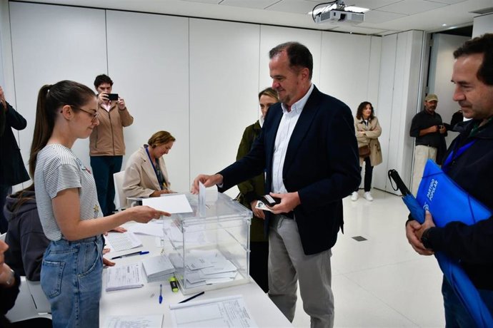 El candidato del PP al Parlamento europeo Carlos Iturgaiz vota en un colegio electoral de Getxo (Bizkaia)