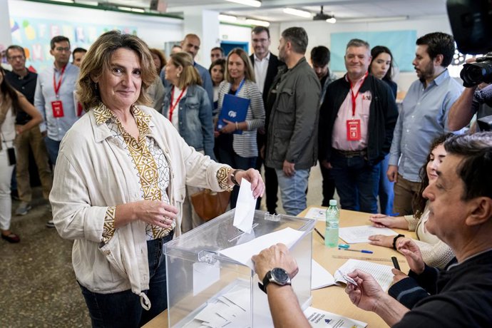 La cap de llista del PSOE al Parlament Europeu i vicepresidenta tercera del Govern central, Teresa Ribera, exerceix el seu dret a vot