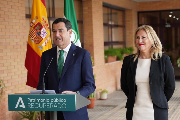 Archivo - El presidente de la Junta de Andalucía, Juanma Moreno, y la consejera de Hacienda, Carolina España, en una imagen de archivo. 