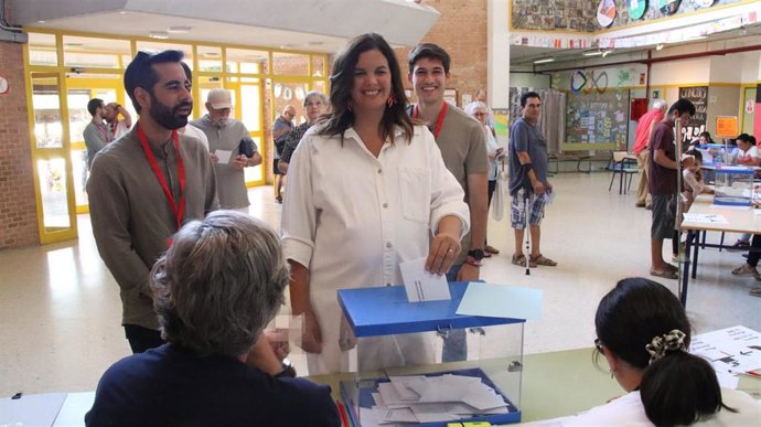 La candidata socialista Sandra Gómez vota en Valncia