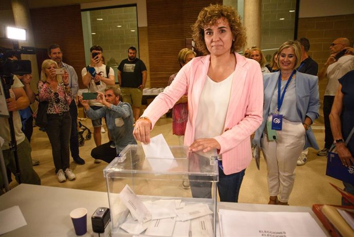 La candidata del PP a las elecciones europeas, Dolors Montserrat, vota en las elecciones europeas en Sant Sadurní d'Anoia (Barcelona), a 9 de junio de 2024