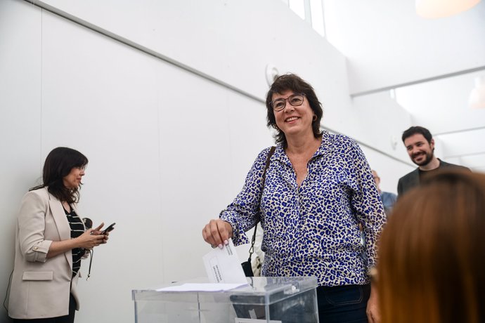 La candidata de ERC a las elecciones europeas, Diana Riba, vota en las elecciones europeas en Sant Cugat del Vallès (Barcelona)