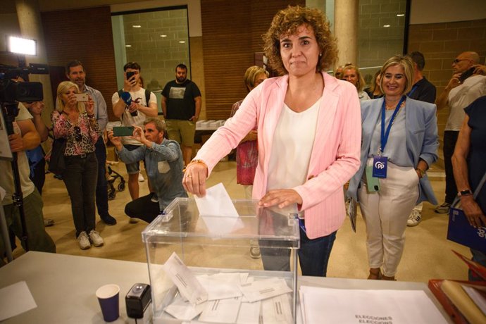La candidata del PP a les eleccions europees, Dolors Montserrat, vota en les eleccions europees a Sant Sadurní d'Anoia (Barcelona), a 9 de juny de 2024
