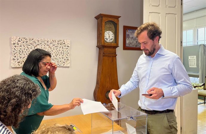 El candidato aragonés del PP, Borja Giménez Larraz, en el momento de depositar su voto