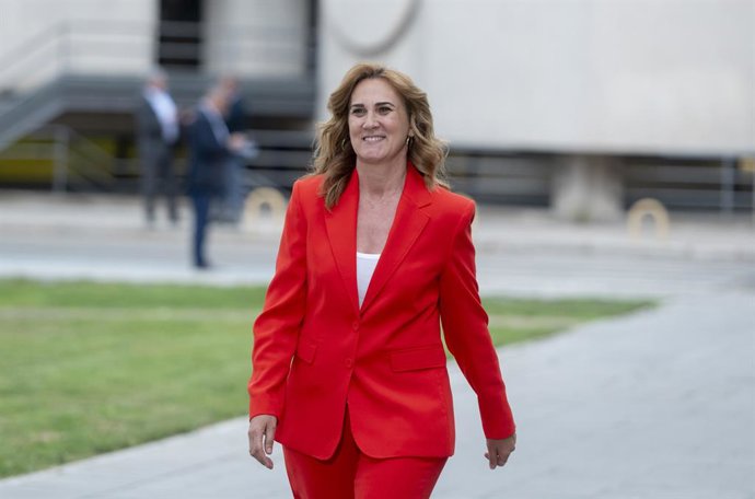 La cap de llista de Sumar a les eleccions europees, Estrella Galán, arribant a un debat a tres dies de les eleccions europees