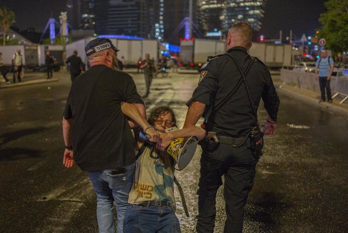 FILED - 08 June 2024, Israel, Tel Aviv: Israeli police detain a protester during a protest by families and supporters of the hostages taken by Hamas. Photo: Ilia Yefimovich/dpa