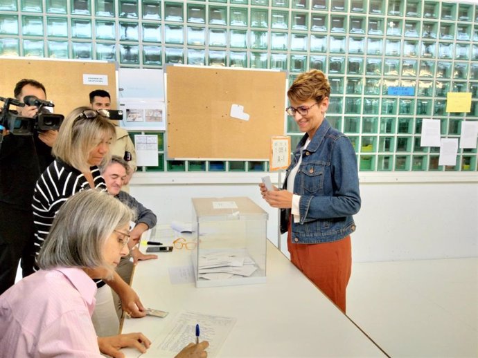 María Chivite, votando este domingo.