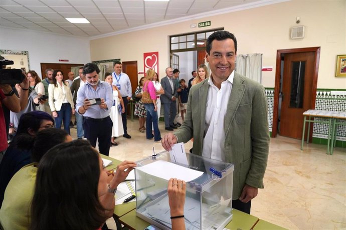 El presidente del PP-A y de la Junta de Andalucía, Juanma Moreno, ejerce su derecho al voto este 9J en el colegio Sagrado Corazón de Jesús de Málaga