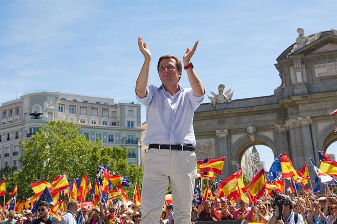 El alcalde de Madrid, José Luis Martínez-Almeida, durante una manifestación del PP, en la Puerta de Alcalá, a 26 de mayo de 2024, en Madrid (España). El Partido Popular ha elegido la Puerta de Alcalá para la manifestación de hoy contra la ley de amnistí