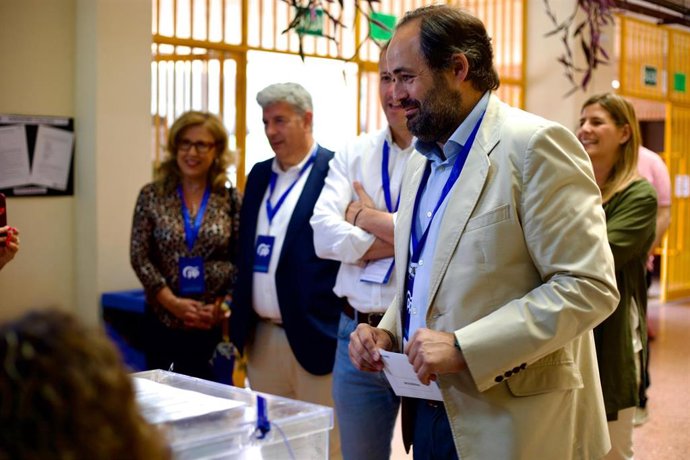 El presidente del PP de C-LM, Paco Núñez, votando en las elecciones al Parlamento Europeo.