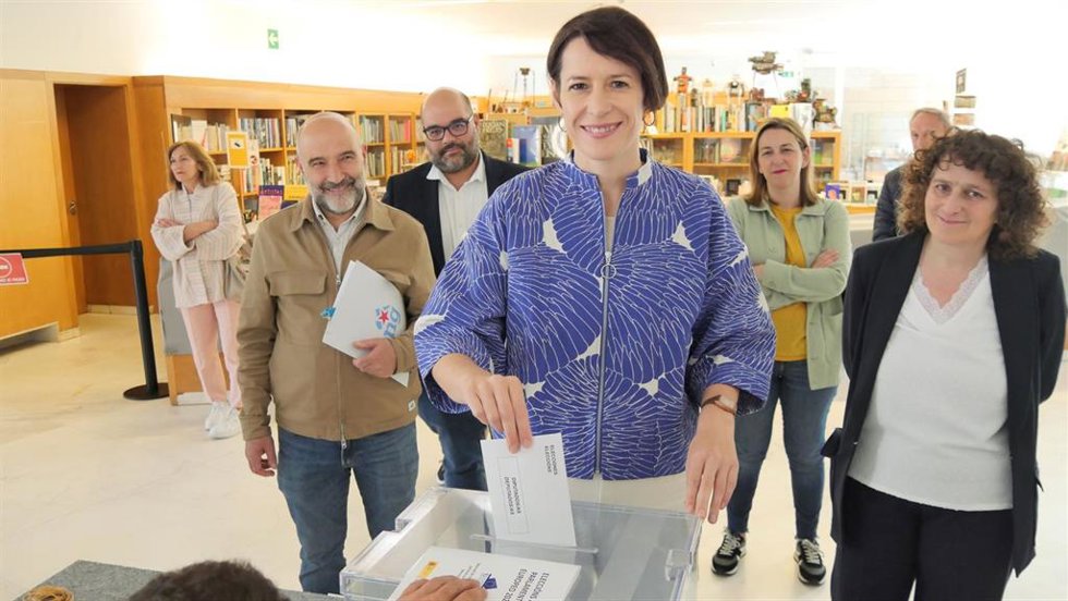 La portavoz nacional del BNG, Ana Pontón, vota en el CGAC de Santiago acompañada de Néstor Rego, Rubén Cela, Míriam Louzao y Goretti Sanmartín.