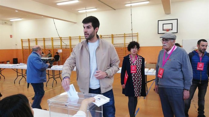 Carlos Guzmán, candidato navarro de Sumar en las elecciones europeas, vota en su colegio electoral.