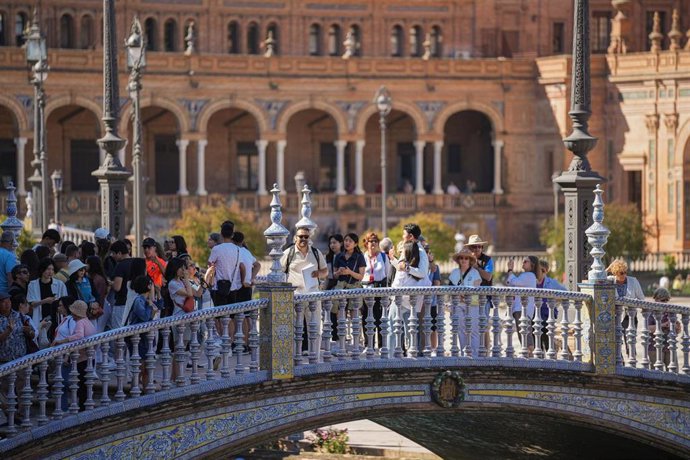 Turistas en la Plaza de España. A 10 de mayo de 2024, en Sevilla (Andalucía, España). (Foto de archivo).