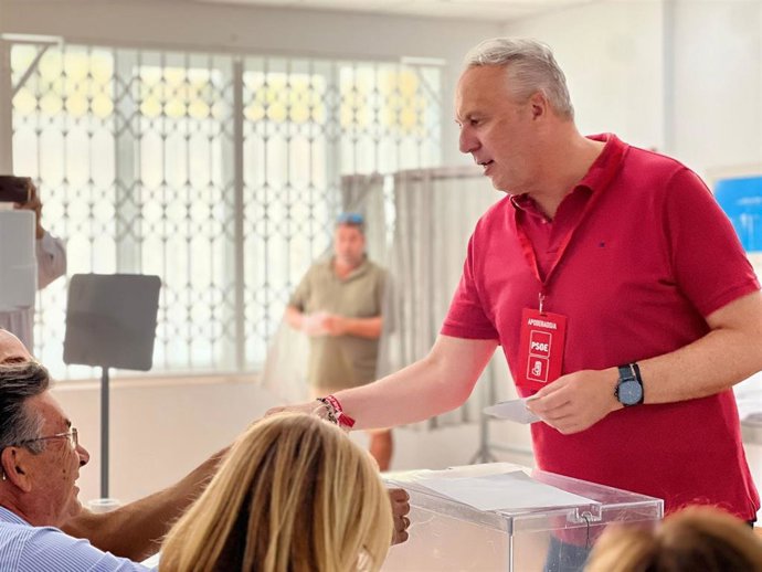 El secretario general del PSOE de Cádiz y alcalde de San Roque, Juan Carlos Ruiz Boix, ejerce su derecho a voto.